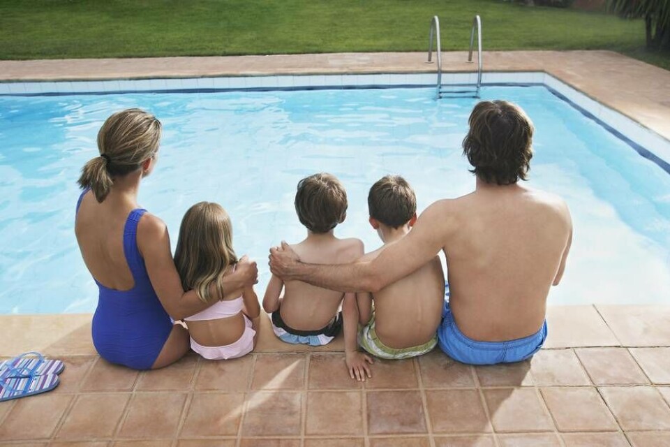 Poolhäng. En pool är ett stort nöje för hela familjen – stort som liten.
