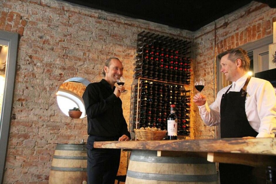Redo att ta emot västeråsarna. Huvudägaren Tomas Fryklöf och sommelieren Patric Anderson på plats i vinbaren, ett av totalt fyra rum på nya Vinoteket Lothar som slår upp portarna på Karlsgatan 4 nu på fredag. ”Vi hoppas och tror att västeråsarna är redo för detta ”, säger de. Foto: Jonas Bergkvist×1 / 3Visa bildtextBild 1 av 3