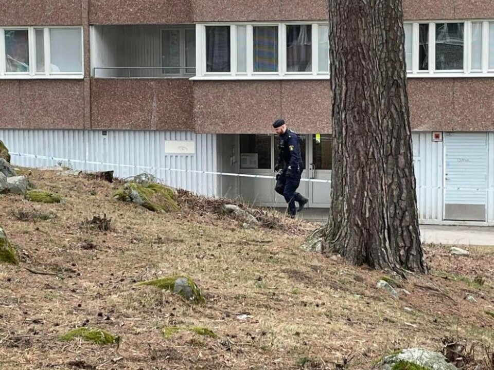Polisen undersöker området där en ung man blev skjuten. Foto: Jonas Edberg