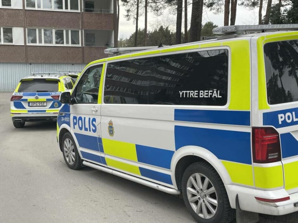 Flera polispatruller var på plats vid platsen där en ung man blev skjuten under söndagseftermiddagen. Foto: Jonas Edberg