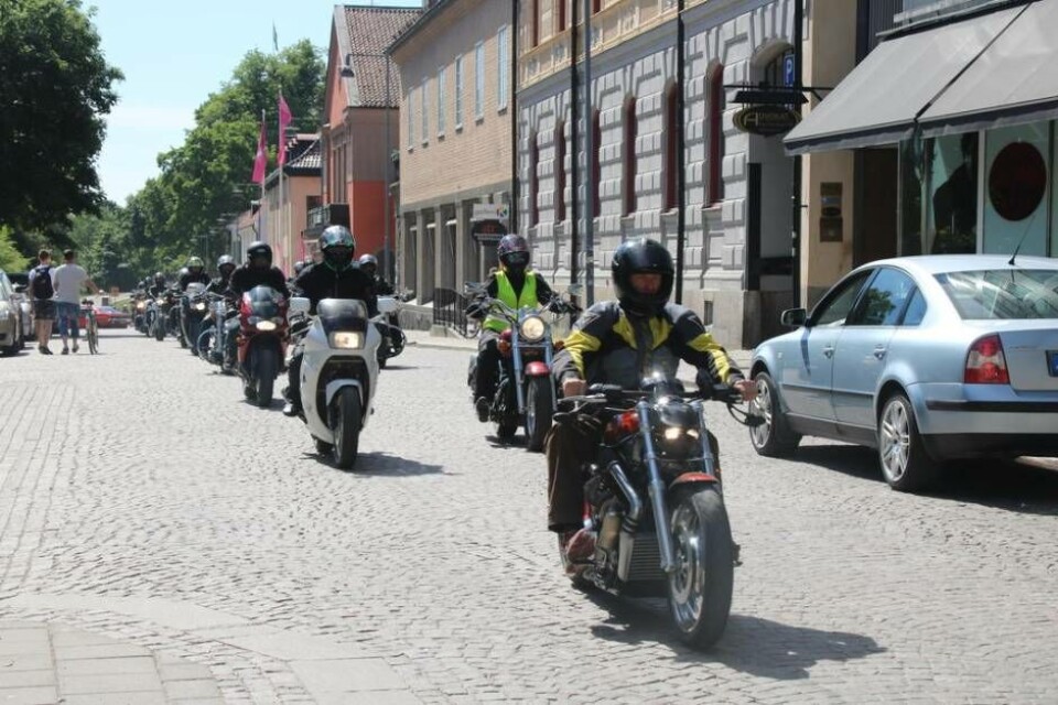 Direkt efter starten från Fiskartorget körde kortegen upp via Slottsgatan … Foto: Jonas Edberg×1 / 2Visa bildtextBild 1 av 2