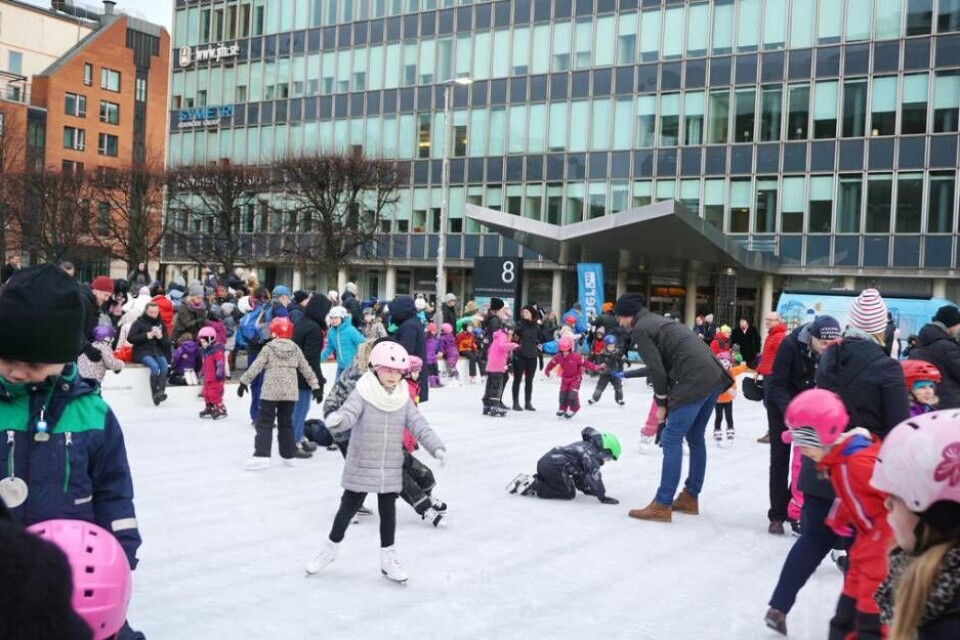 Full snurr på isen i city.