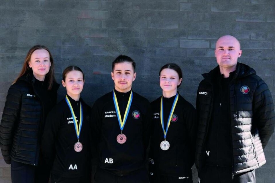Coach Tilda Larsson, Anna Aukland, Andreas Bar-Sawme, Flora Gunillasson och coach William Vikström. Foto: KSA Västerås