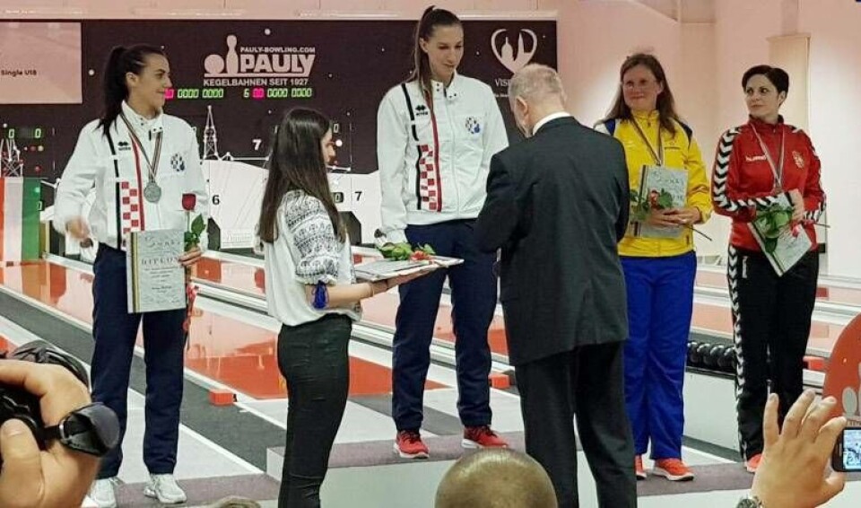 Medaljceremonin där brons-Jenny fick sin medalj efter att ha tagit sig till semifinal i VM-turneringen. Foto: Privat