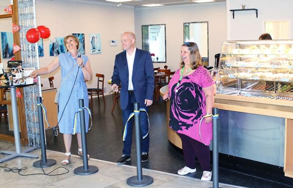 Invigning. Klippte bandet vid invigningen gjorde Jonas Lind, avdelningschef AMA Arbetsmarknad, Karin Ramnerö, biträdande bibliotekschef och Margareta Lövkvist, deltagare inom Daglig verksamhet. Foto: Lasse Olsson