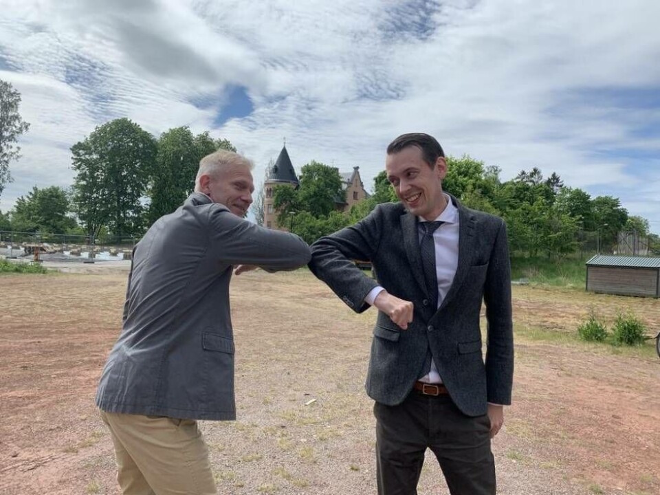 Fastighetsägaren Fredrik Svensson och fastighetsnämndens ordförande Jesper Brandberg i en 'corona-handskakning' över att de nu har enats om en plan för att bygga ut Fridnässkolan. Foto: Jonas Edberg