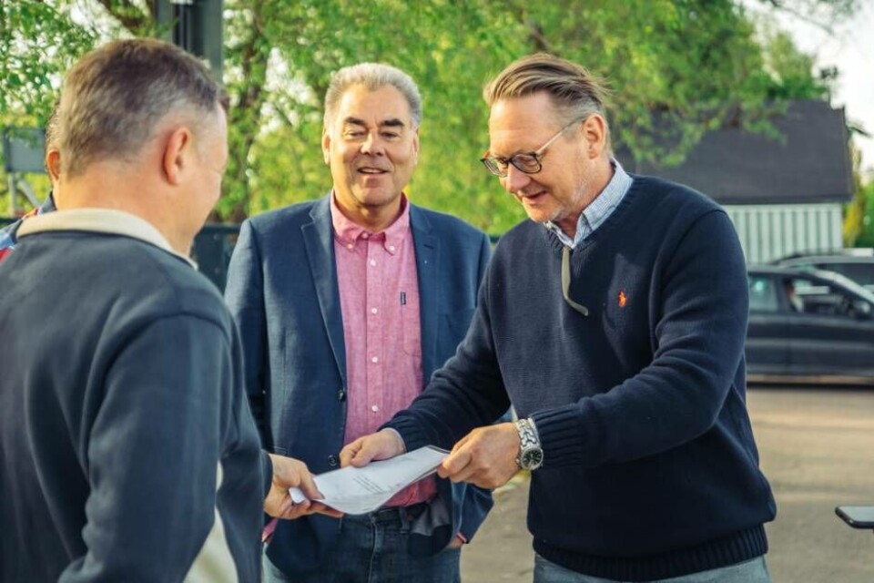 Donation. Thomas Andrén och Anders Sandvik (mitten) från Odd Fellow skänker 15 000 kronor till Sjöräddningssällskapet Västerås.