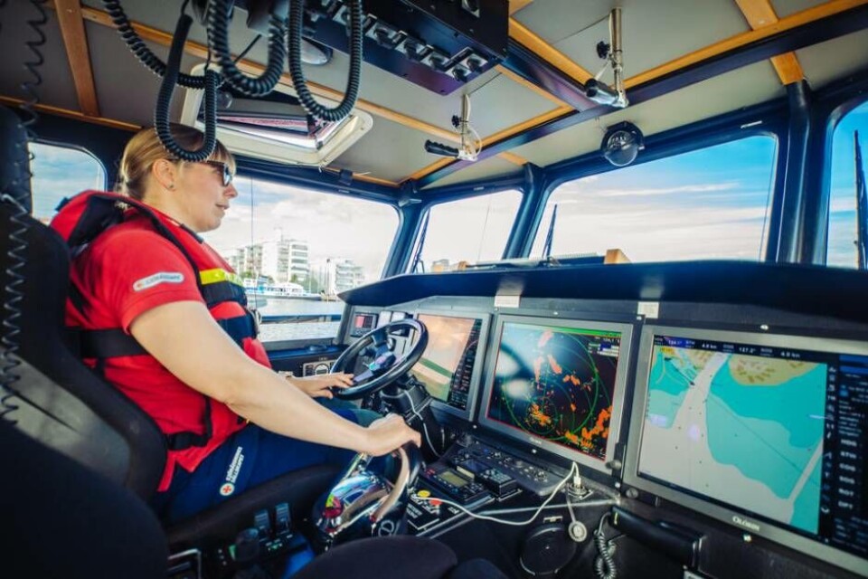 Redo att rädda liv. Christin Söderberg bakom ratten i Sjöräddningssällskapets stora båt Rescue Hans Carlsson. Foto: Avig Kazanjian