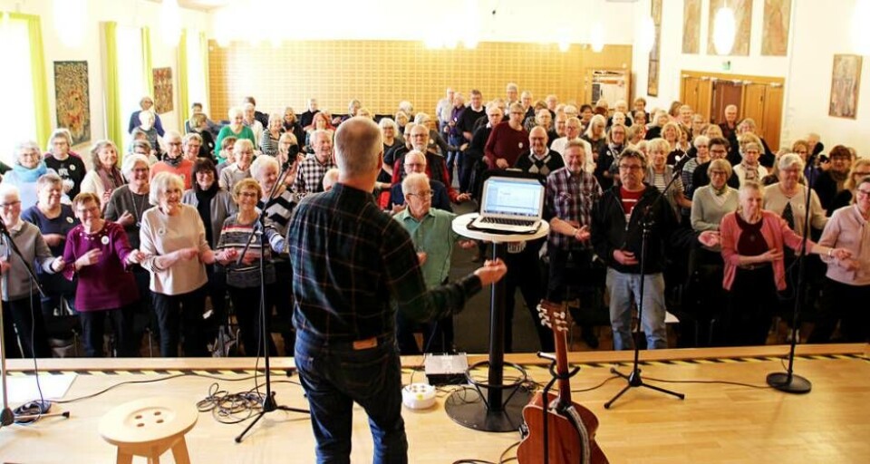 Kör bara kör! Äntligen får medlemmarna i Rock Everybody slipa körformen inför ett publikt framträdande igen. Här under en av alla repetitioner på Kyrkbacksgården. Foto: Jonas Bergkvist