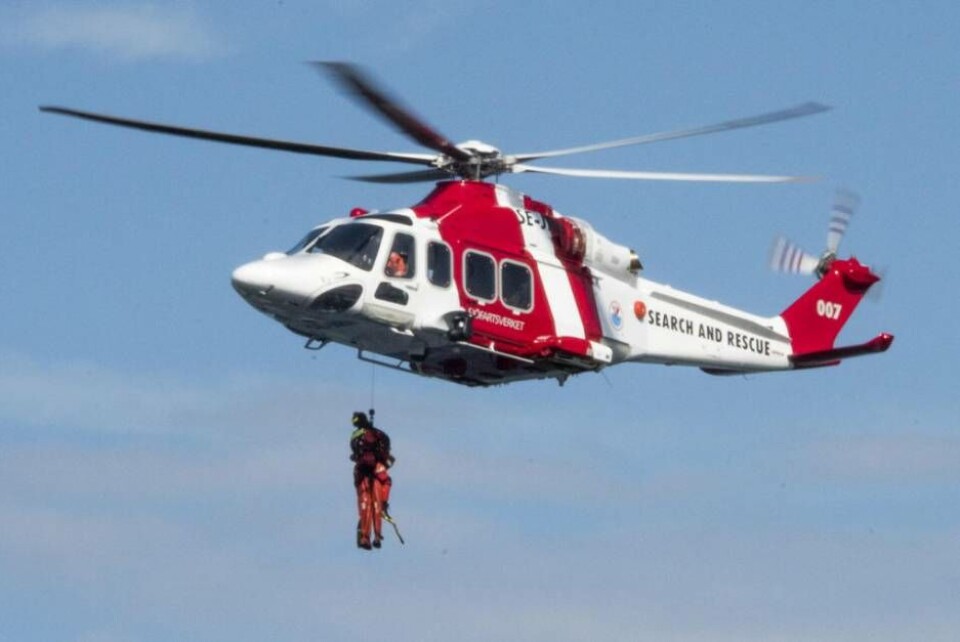 RÄDDARE. En av Sjöfartsverkets helikoptrar med ytbärgare. Foto: MOSTPHOTOS