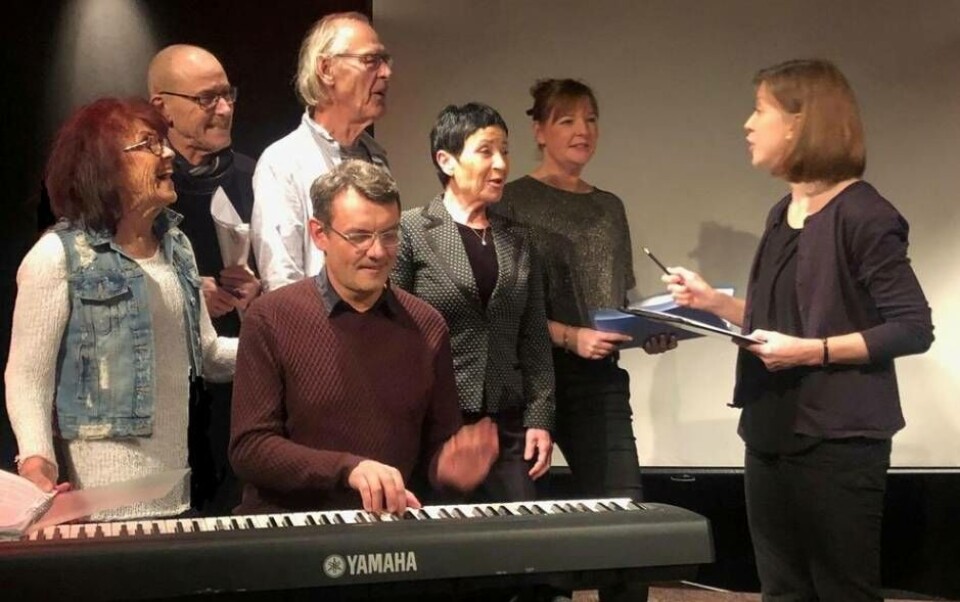 Under repetitionen av årets Nyårsrevy. Från vänster: Irene Sangemark, Kenneth Rosbäck, Olle Sangemark, Harriet Pettersson, Elin Olofsson, Hanna Sangemark och vid pianot Mattias Gustin. Foto: Peter Sangemark×1 / 2Visa bildtextBild 1 av 2