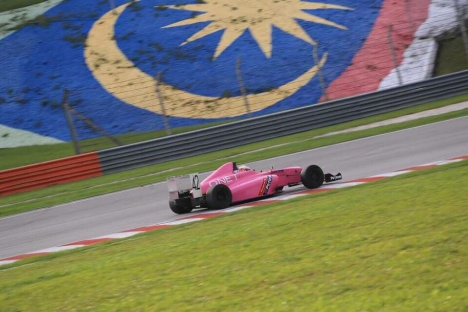 Emil Skärås var den enda testföraren på banan som aldrig tidigare kört Formel 4. Efter otaliga varv under totalt nio timmar presterade han topp 3-tider på F1-banan Sepang i Malaysia med mycket goda resultat. Foto: Privat
