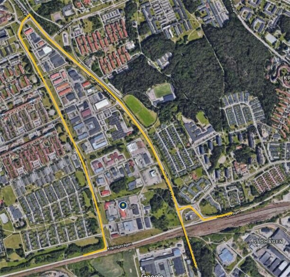 Markeringen visar hur trafiken leds om efter nattens brand. Foto: Google