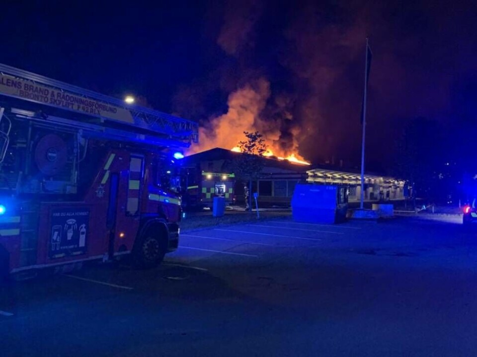 Vägar avspärrade efter stora branden