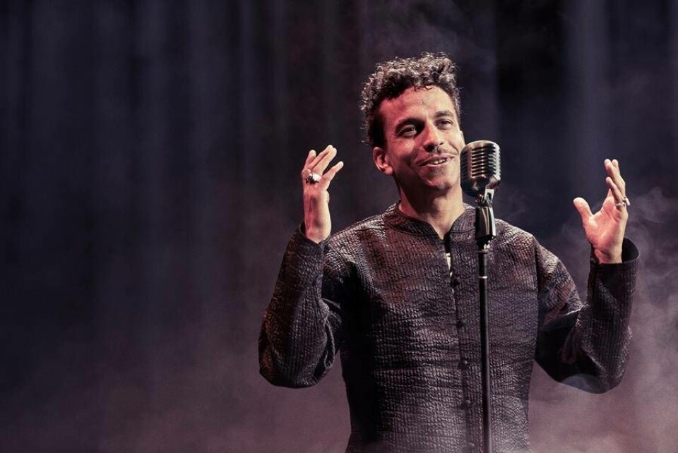 Spelar inför familjen i Västerås. När Jason Diakité stod på konserthusets scen med sin hyllade föreställning ”En droppe midnatt” för ett par år sedan var det bland annat inför hans svågers (Mathias ”Supreme” Lundh-Isén från Looptroop Rockers) familj och vänner. ”Jag är väldigt glad över att vi får göra En droppe midnatt i Västerås”, sa Timbuktu då. Foto: Dan Lapp