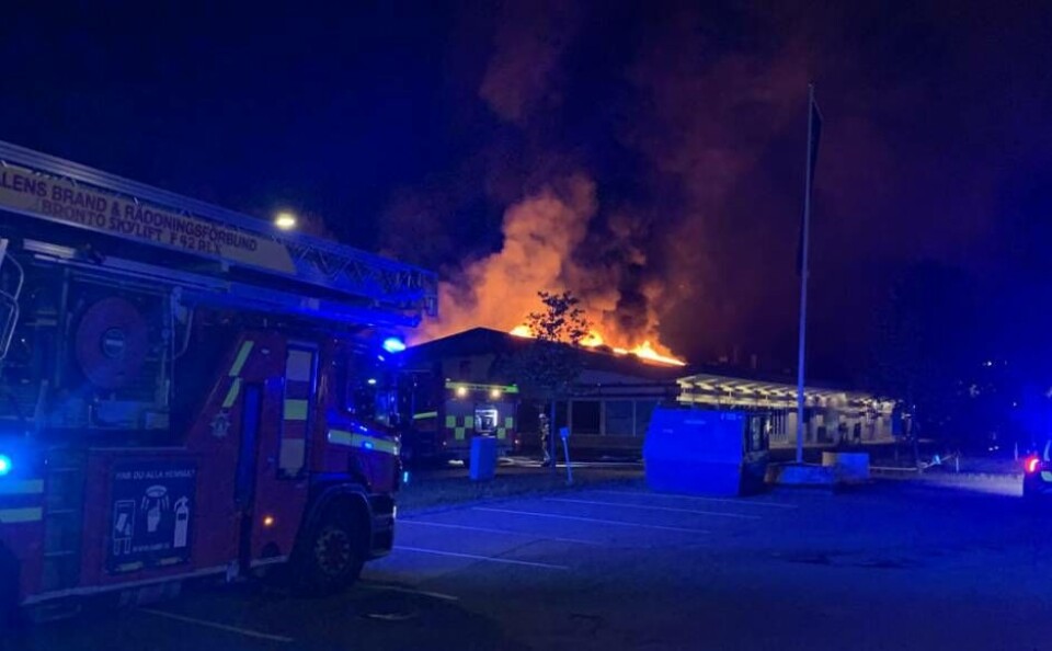 Vid 00.16 under natten mot måndagen bröt en stor brand ut i en Industrifastighet på Bäckby. Foto: Jonas Edberg