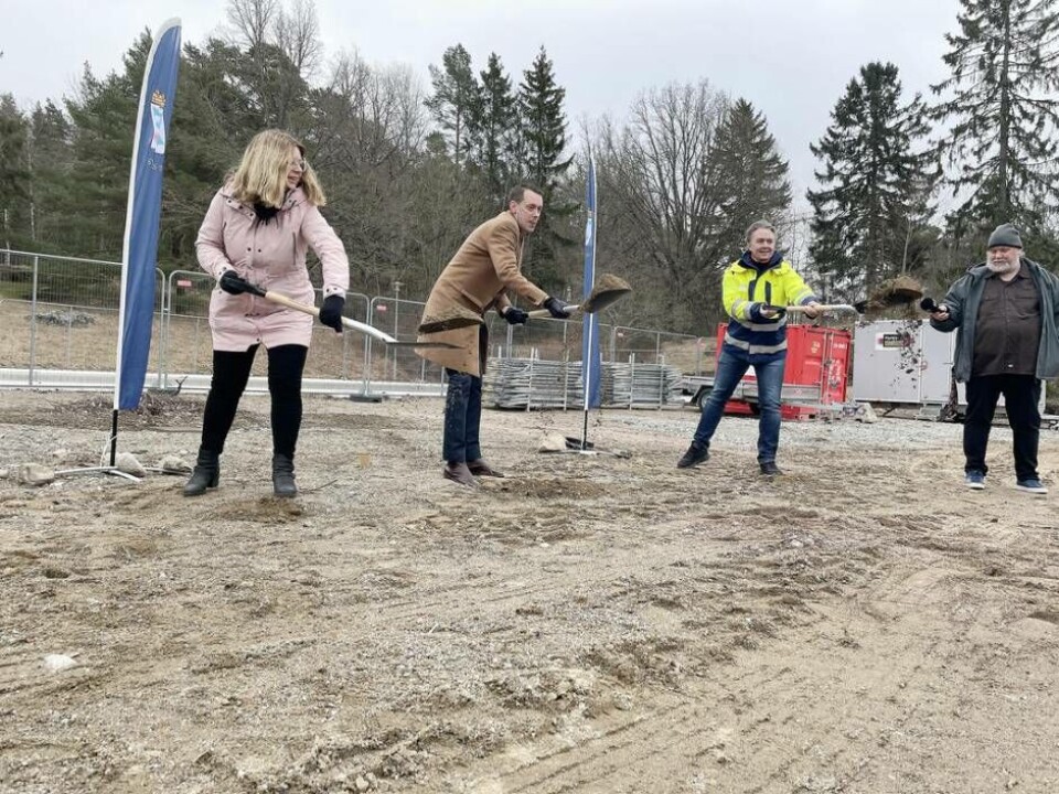 Spadtag. Vicki Skure-Eriksson (C), Jesper Brandberg (L) och Mattias Back från Byggsvängen tar det första spadtaget för uppbyggnaden av det nedbrunna Fredriksbergsbadet. Foto: Jonas Edberg×1 / 3Visa bildtextBild 1 av 3
