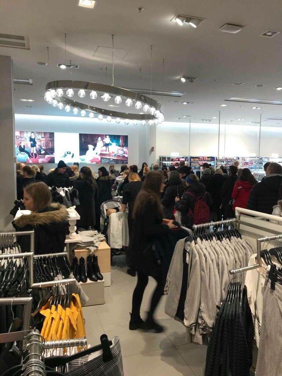 Trängsel. På Erikslunds shoppingcenter var det trängsel i många butiker. Foto: Helena Andersson