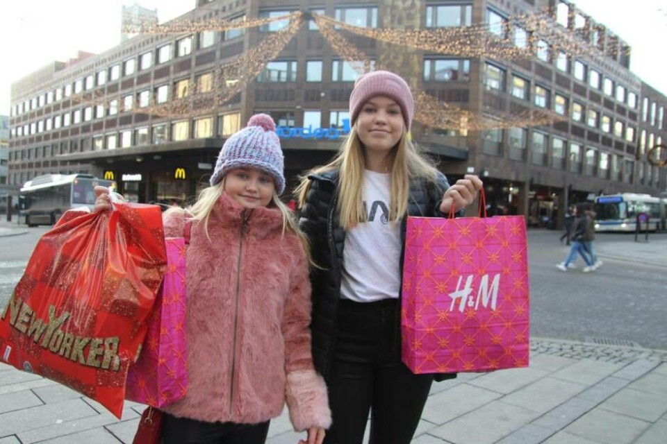 Fyndat. Vera och Freja visar upp sina kassar som är fyllda av rea-fynd. Foto: Jonas Edberg