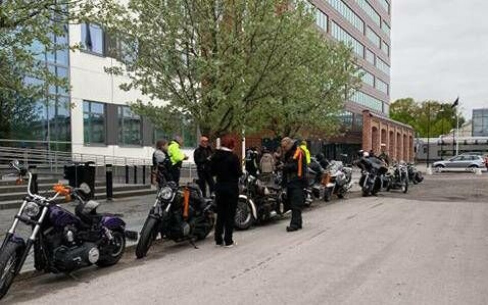 Motorcykelkortegen vid målgången utanför Västmanlands tingsrätt. Foto: Privat