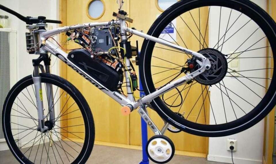 Studenter på MDH utvecklar en självkörande cykel som ska användas i testmiljöer för autonoma bilar. Foto: Mdh
