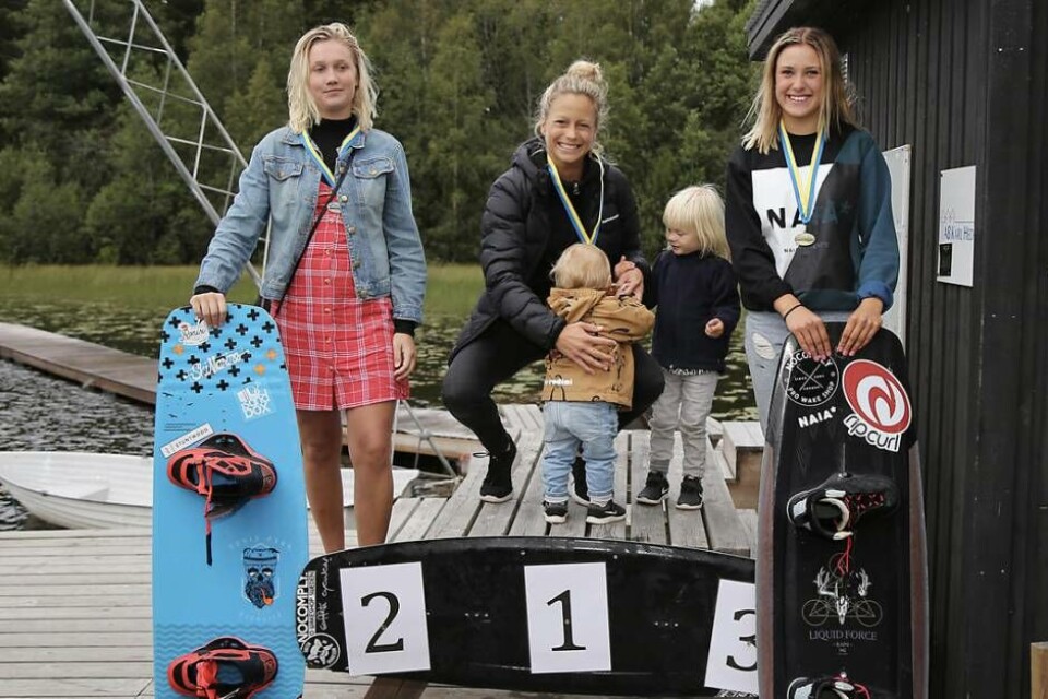 Dubbelt Västerås på pallen. I damernas Open Traditional blev det seger för västeråsaren Anna Simlund (mitten). Där fick hon sällskap av klubbkpmpisen Melanie Staaf på tredje plats till höger. Foto: Jimmy Palm