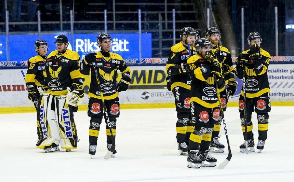 VIK:s veteran Fredrik Johansson, trea från vänster, aviserar att han lägger skridskorna på hyllan. Foto: STEFAN LINDGREN
