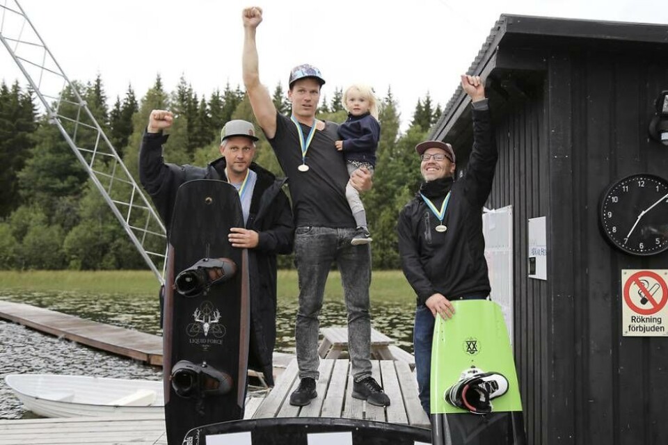 Veteranpallen. Det är inte bara framtiden som ser ljus ut för Västerås cable park – även veteranerna visade klass under SM och tog hem alla pallplatser i Veteran Men genom från vänster Peter Valfridsson (silver), David Simlund (guld) och Tommy Randow (brons). Foto: Jimmy Palm
