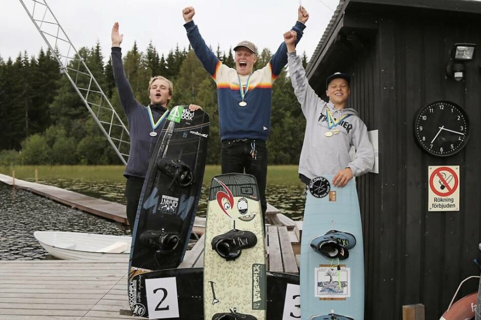Västeråstrippel. I klassen Open Men Traditional var det enbart Västerås cable park-tävlande på prispallen. Från vänster tvåan William Klang, segrande Albin Randow och bronskillen Hugo Randow. Foto: Jimmy Palm