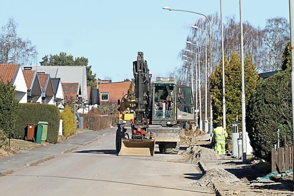 Fiberdragning. Just nu pågår schaktningsarbeten för fiber i Surahammars kommun.