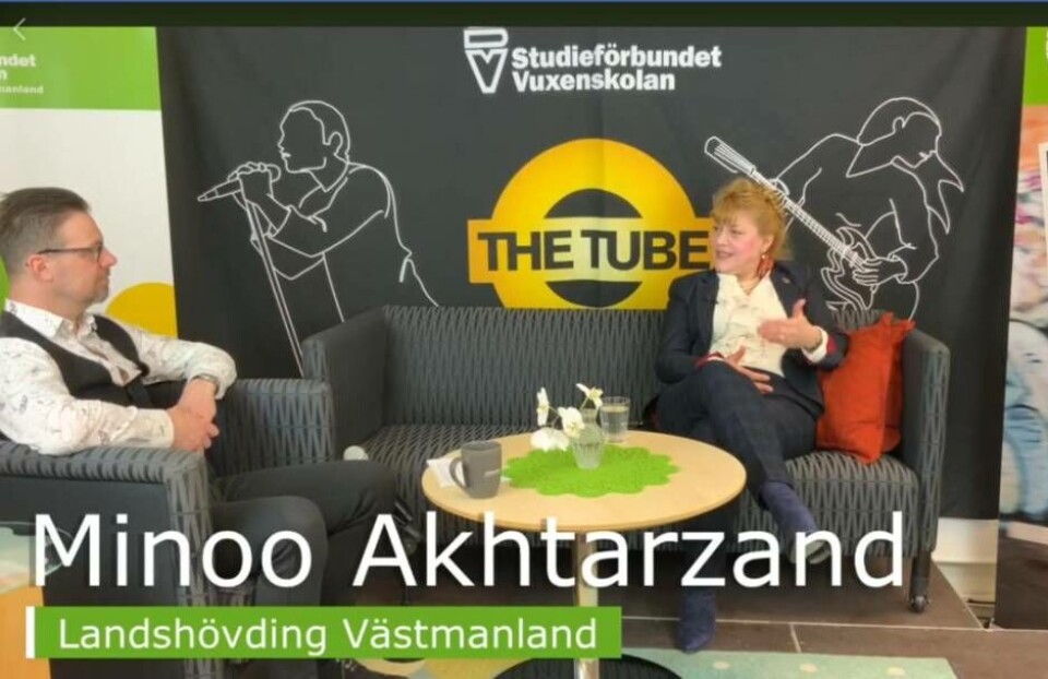 Joakim Öhrndalen i samtal med landshövding Minoo Akhtarzand. Foto: SV Västmanland