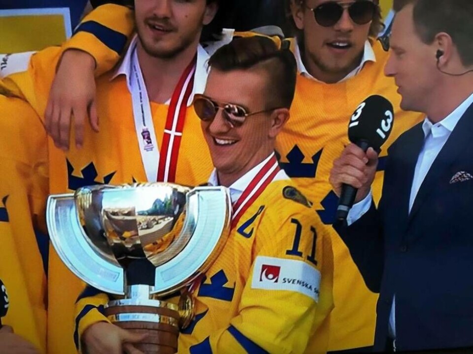 Mickis höll hårt i pokalen under det tv-sända mottagandet i Stockholm. Foto: TV3×1 / 2Visa bildtextBild 1 av 2