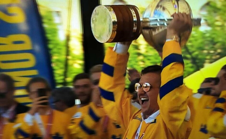 Mickis jublade över VM-guldet i samband med att Tre Kronor hyllades i Kungsträdgården. Foto: TV3