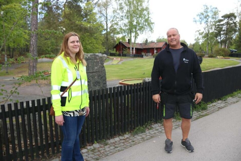 Malin Lundell, landskapsingenjör på Västerås stad och Peter Wahlström, arbetsledare på AME. Foto: Helena Andersson