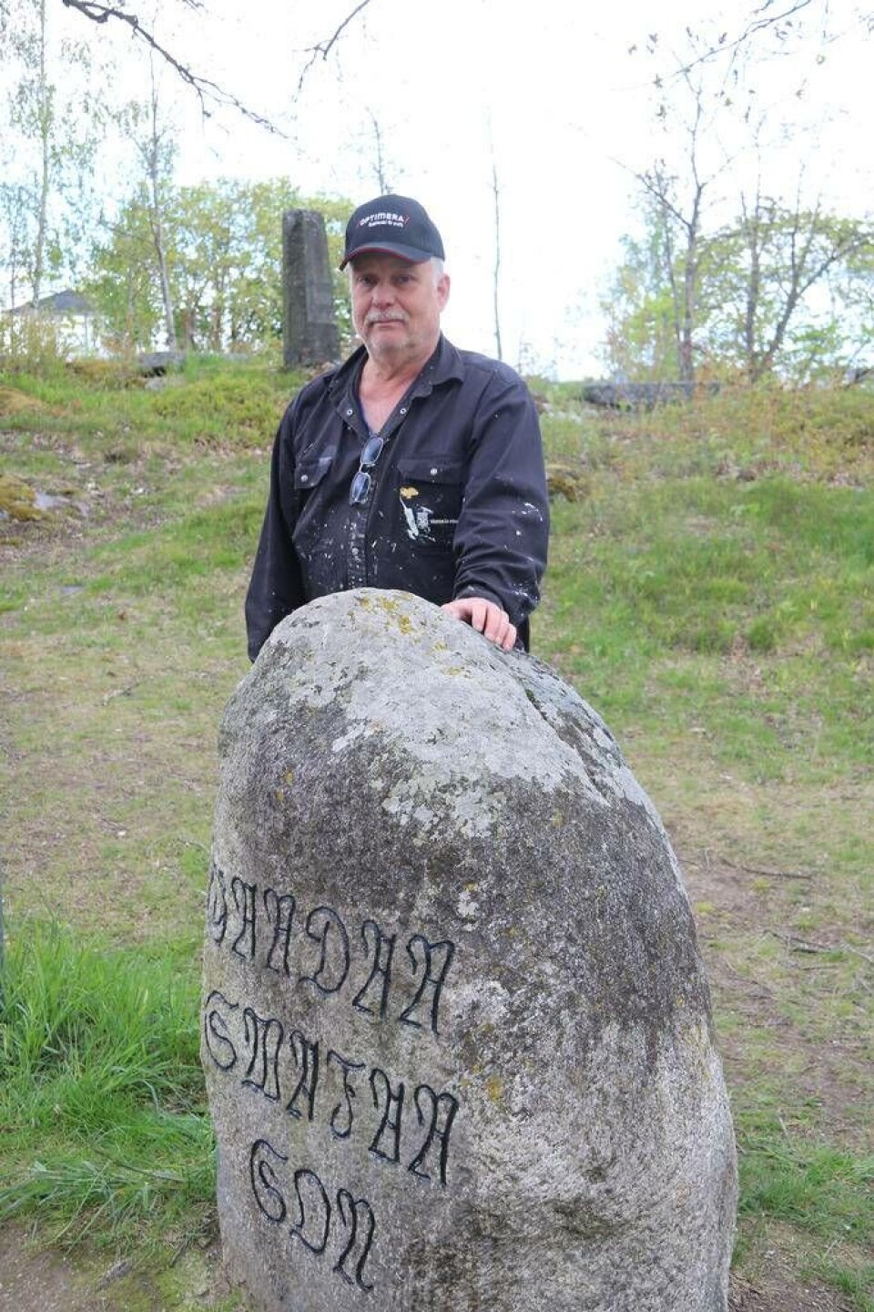 Renoverar stenar. Kenneth Norrgård med en av de stenar han just renoverat. Foto: Helena AnderssonEn av de 500 stenarna som renoverats färdigt. Foto: Helena AnderssonEn av de nyrenoverade stenarna. Foto: Helena Andersson