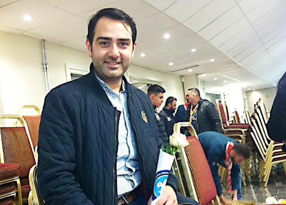 Glad idag. Gibran Tardoss, som kom till Sverige för 3,5 år sedan från krigets Syrien, har fått en tillsvidareanställning på Postnords kundservice. Foto: Privat