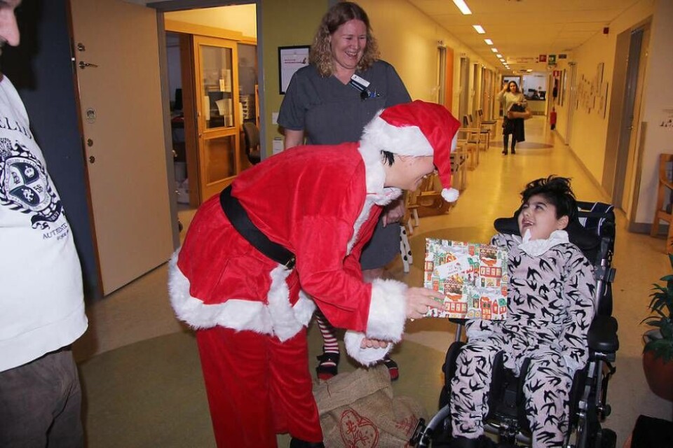 God jul. Mostafa Khorani, 8 år, blev superglad över sitt paket från tomten. Foto: Helena Andersson