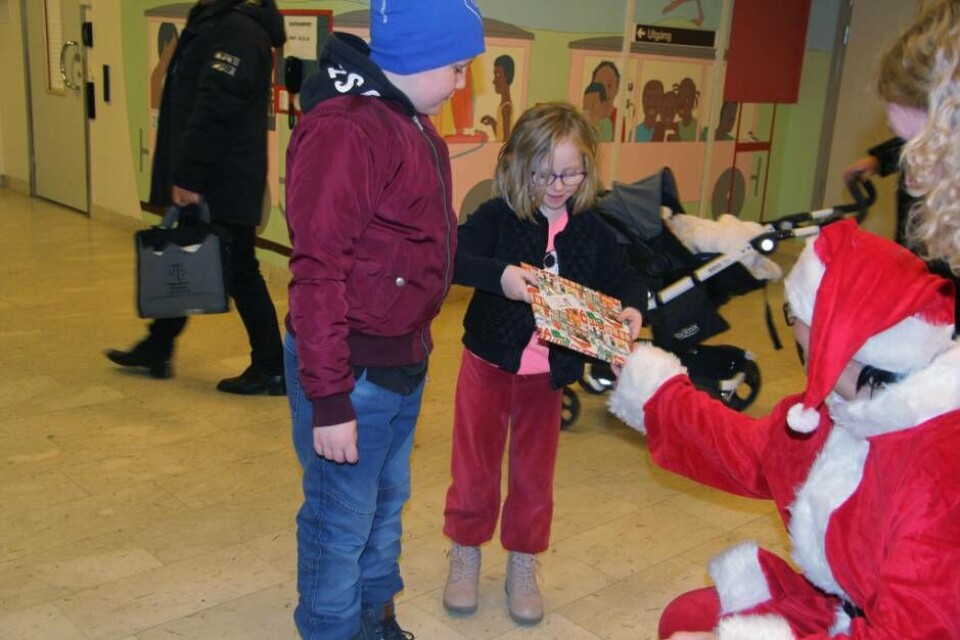 Emily och Isac Kringfors 5 och 8 år gamla blev glad när tomten kom till Barnkliniken. Foto: Helena Andersson