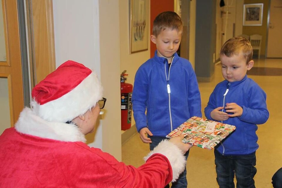 Bröderna Clason, Oskar 5 år och Anton 4 år var först lite blyga, men tomten verkade snäll så då gick det bra. Foto: Helena Andersson