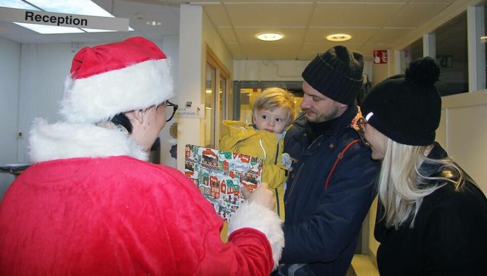 Stellan Fiorini, 1,5 år, fick stora ögon när tomten kom med ett paket. Här är han tillsammans med pappa Daniel Fiorini och mamma Anna Thomasdotter. Foto: Helena Andersson