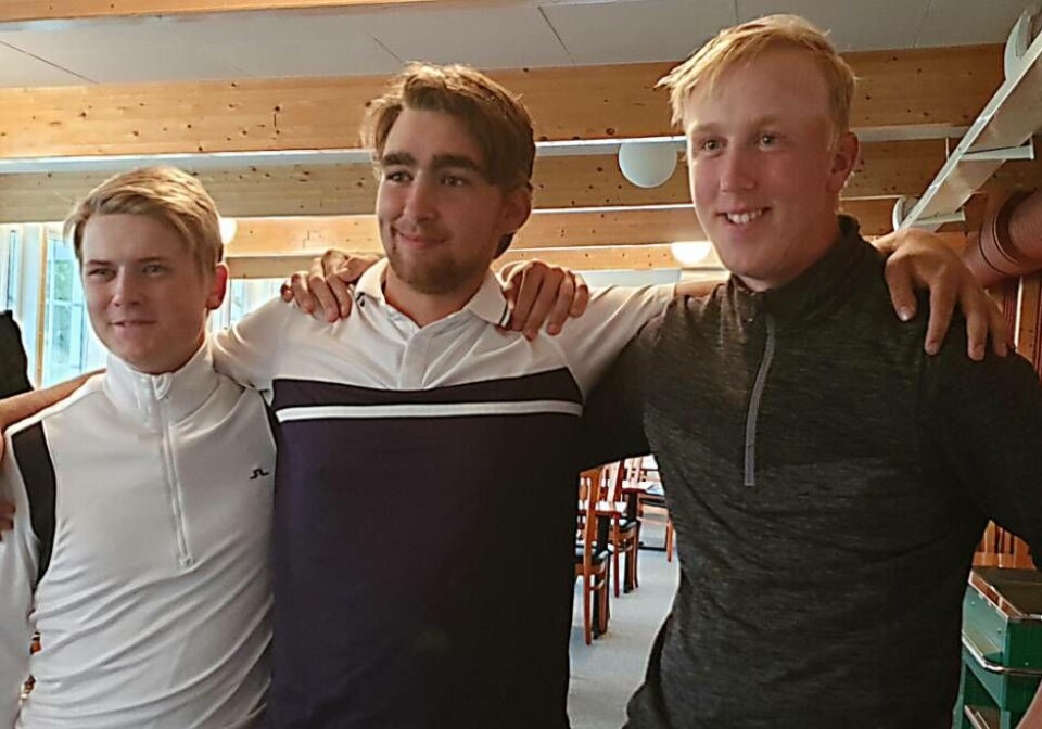 Dubbelseger för Ängsö. Här ses från vänster trean Oliver Gemmel, Eskilstuna, samt Ängsöduon Elias Guedra (vinnare) och tvåan Simon Wallén. Foto: Ängsö GK