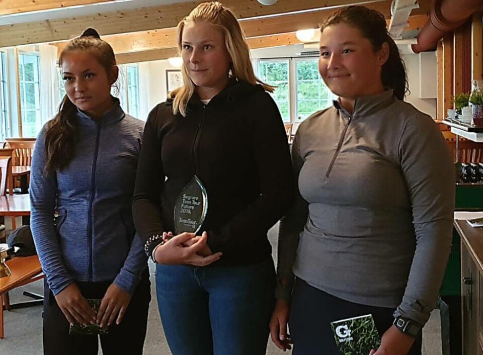 Tjejklassens topptrio. Från vänster tvåan Ida Sundgren (Örebro), segrande Malin Spångberg (Falun Borlänge) och trean hemmaspelaren Hannah Sjöberg. Foto: Ängsö GK
