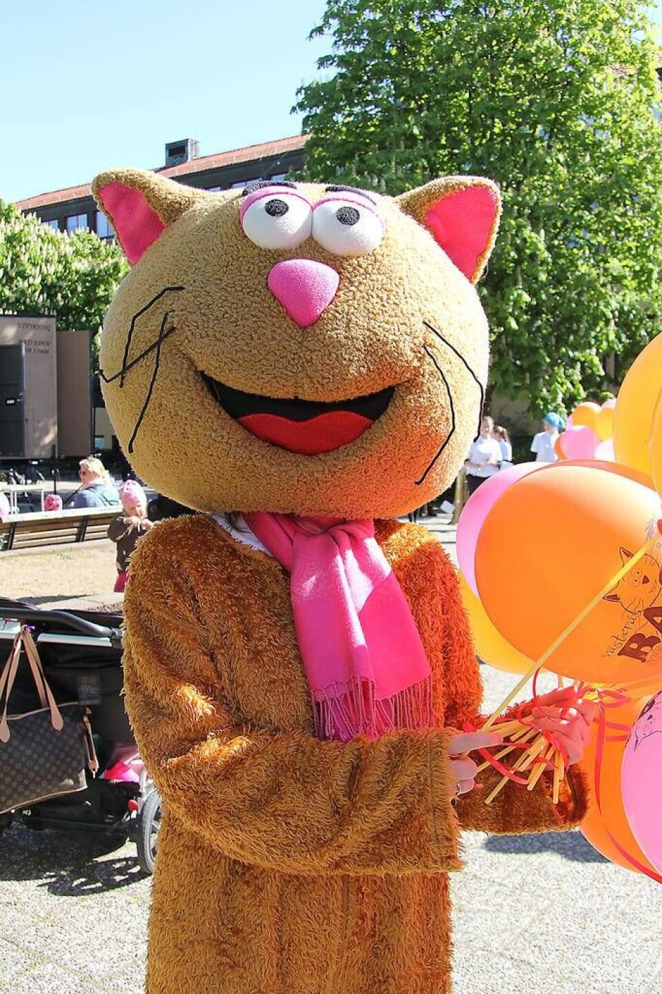Tasse. Festivalens egen maskot delar ut ballonger under Barnfestivalen. Foto: Helena Andersson