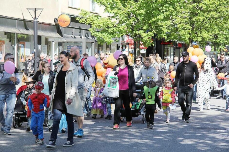 Parad. Barnparaden inleder Västerås Barnfestival där det barn som har den bästa utklädseln vinner ett pris och alla andra får ett diplom. Foto: Helena Andersson