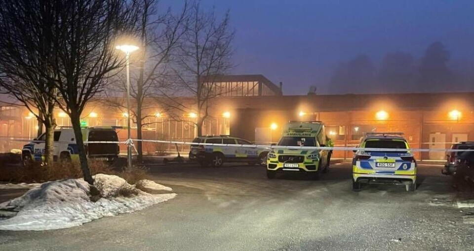 Polis och ambulans på plats vid Pettersbergsskolan efter att ett grovt våldsbrott inträffat på platsen under onsdagskvällen. Foto: JONAS EDBERG