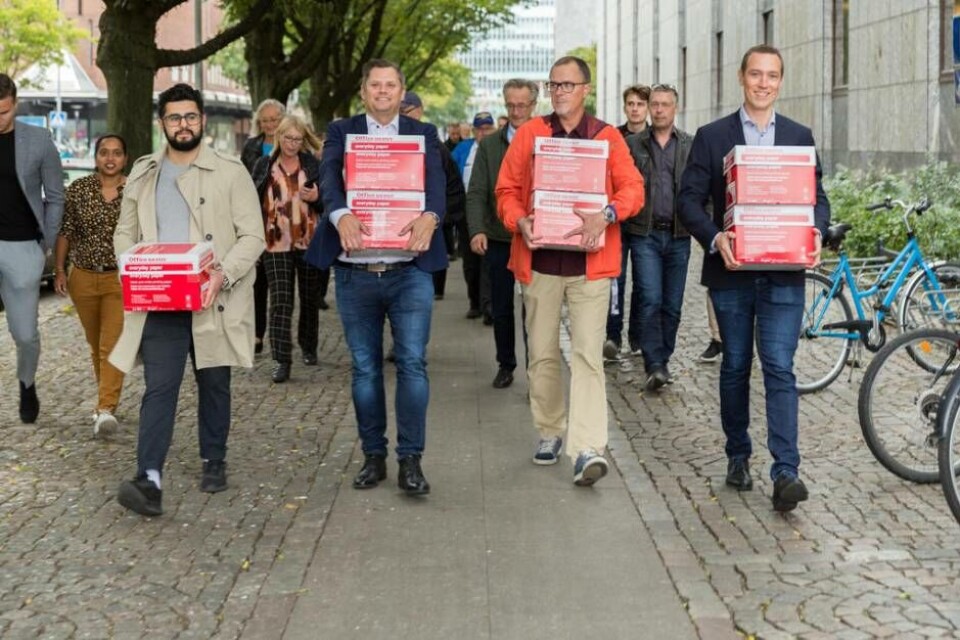 Marcus Pihlflykt, till höger. Här tillsammans med Mardin Wallad Begi, Henrik Boresäter och Ulf Gelberg innan de skulle lämna över namnunderskrifterna till politikerna i stadshuset. Foto: Per Larsson