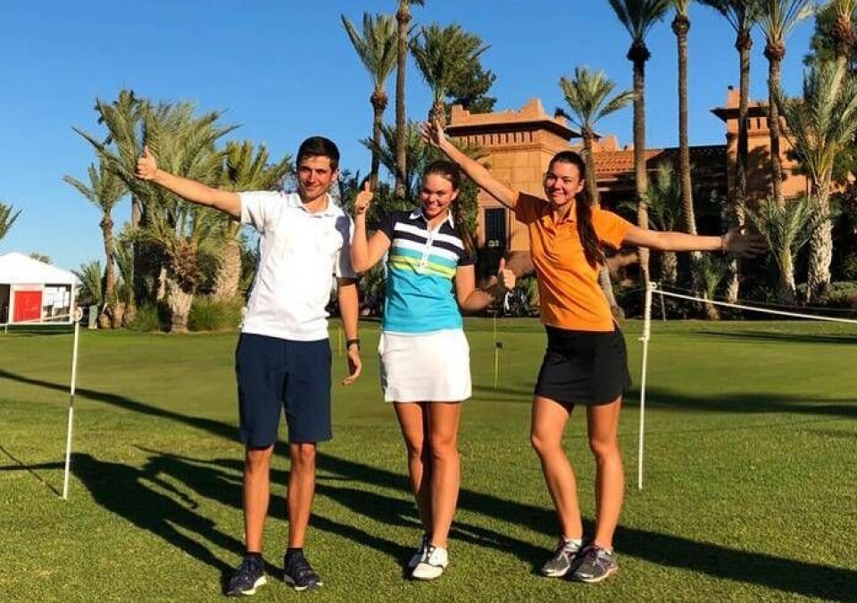 Annelie Sjöholm (i mitten) med sin syster Louise Sjöholm och hennes pojkvän Kevin Utjes i Marocko. De två agerade caddies under förkvalet till Europatouren. Sjöholm har nu säkrat full spelrätt på undertouren Let Access nästa år och dessutom en begränsad spelrätt på Europatouren 2019. Foto: Privat