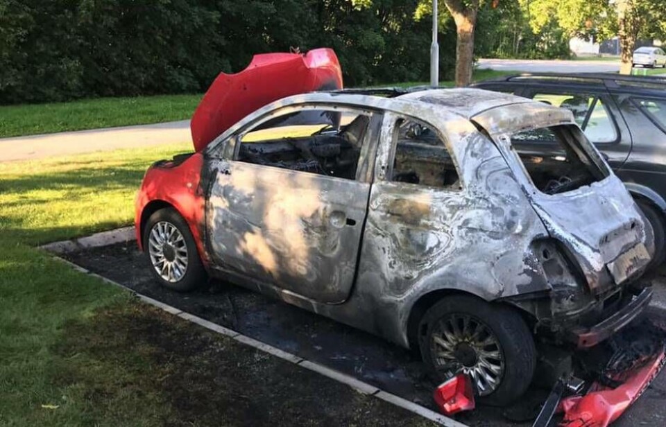 En av bilarna som har brunnit på Bäckby under sommaren 2019.