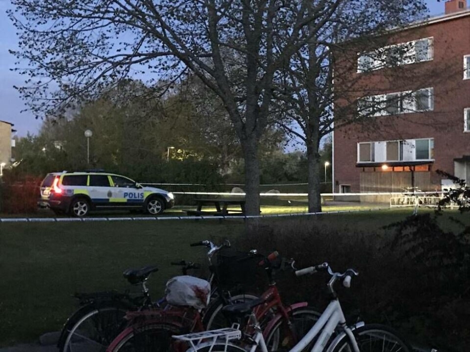 Polisen på plats i Åkra, där de utreder ett grovt våldsbrott. Foto: Magnus Eriksson