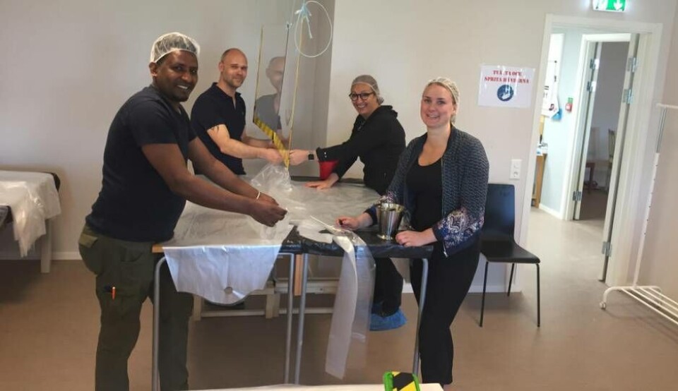 Linn Hemlin, miljöstrateg vid Samhällsbyggnadskontoret i Sala (längst fram till höger på bilden) är en av dem som hjälper till och tillverkar skyddskläder till personalen inom äldreomsorgen. Foto: Sala kommun